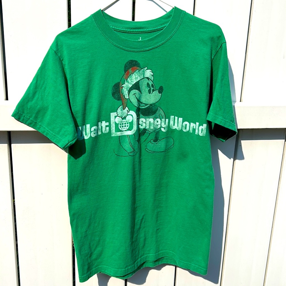 Santa Mickey Mouse t shirt in green from Disney Parks. Adult size small